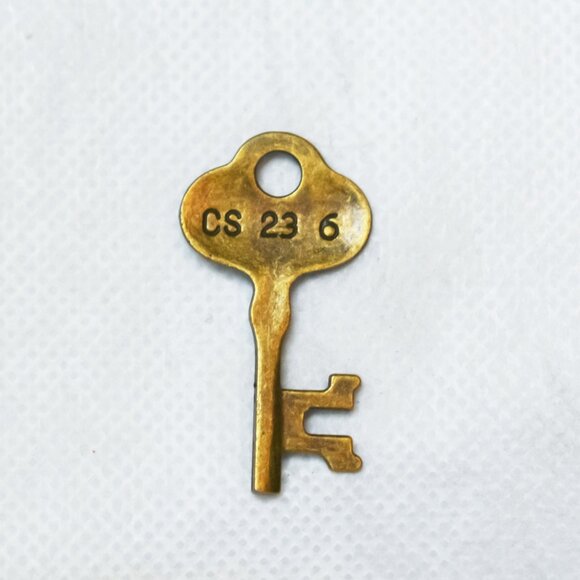 Small Key Pin Brooch - Picture 2 of 3